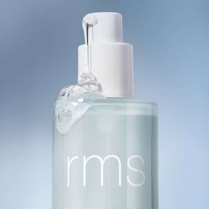 RMS Beauty Kakadu Clean Cleansing Gel 100 ml rengöringsgel med klar geltextur som rinner från en vit pumpflaska