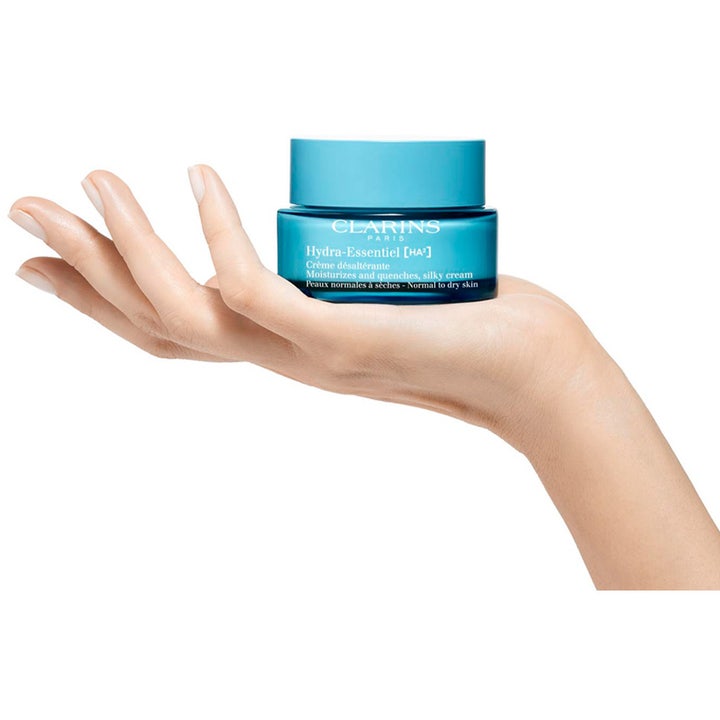 Clarins Hydra-Essentiel Silky Cream 50 ml återfuktande ansiktskräm i en blå glasburk som hålls i en hand
