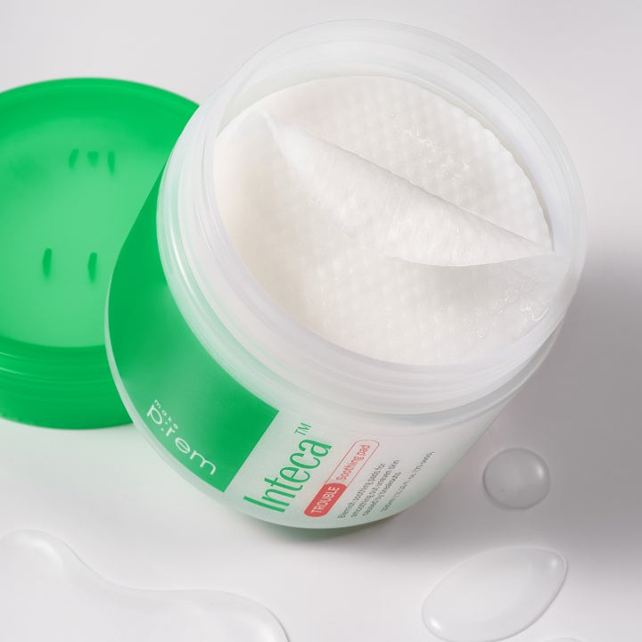 Make Prem Inteca Trouble Soothing Pads 70 st lugnande ansiktspads i öppen grön burk med vita rondeller och vätskedroppar