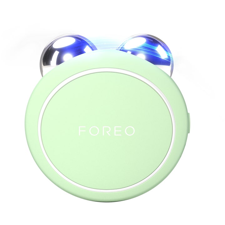FOREO BEAR mikroström för ansiktslyft utan kirurgi i mintgrön design med två runda silvriga sfärer