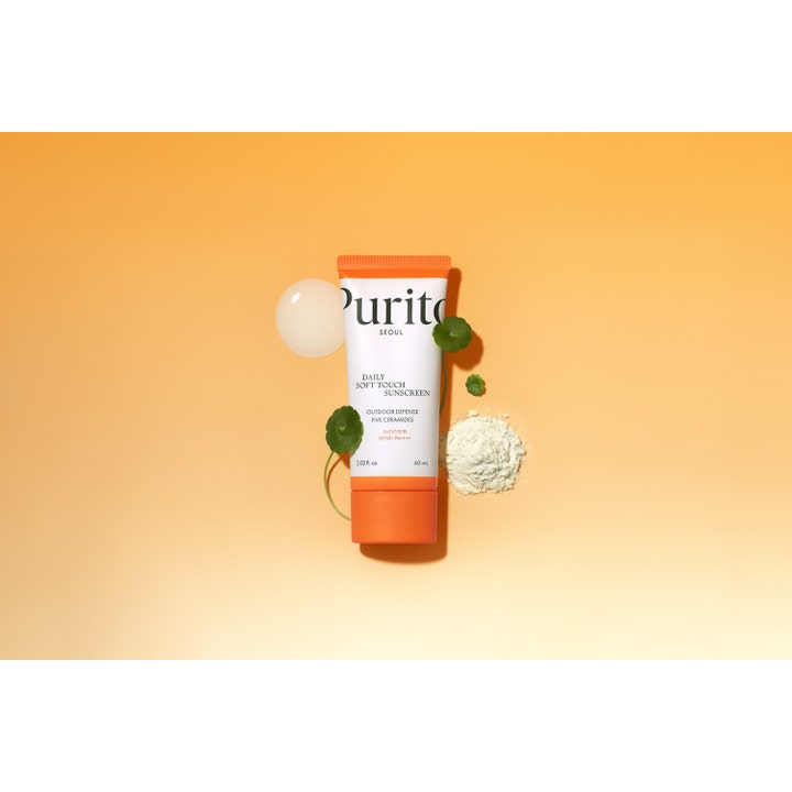 Purito Daily Soft Touch Sunscreen 60 ml solskydd ansikte med ceramider hudvård, vita tuben bland gröna blad