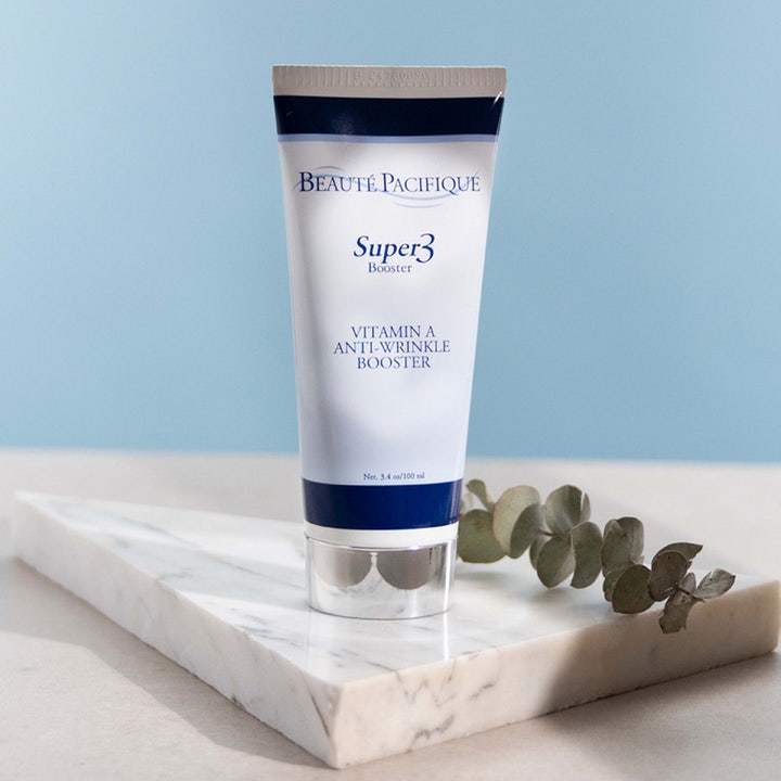 Beauté Pacifique Super3 Booster 100 ml intensiv retinol nattkräm i vit tub på marmorplatta med eukalyptuskvist.
