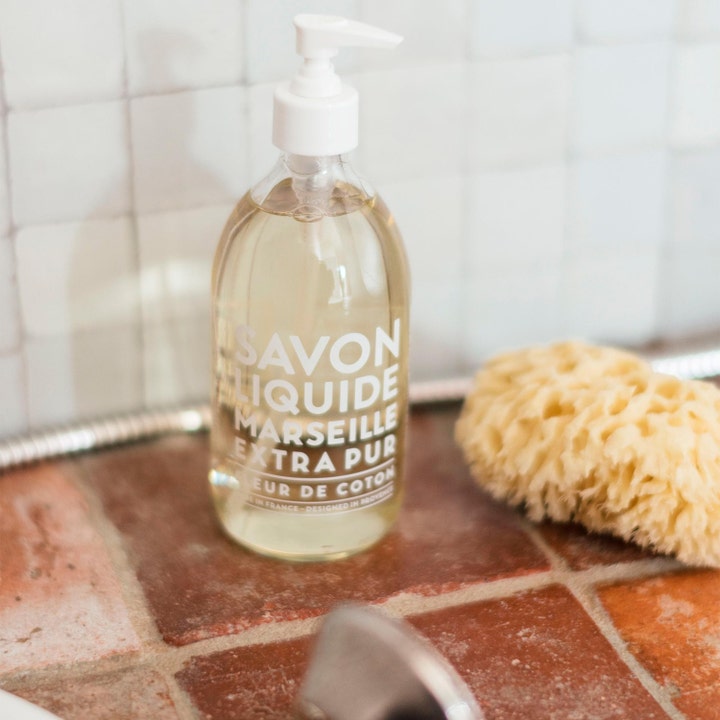 Compagnie de Provence Liquid Marseille Soap 495 ml savon de marseille med bomullsblomma vid en natursvamp
