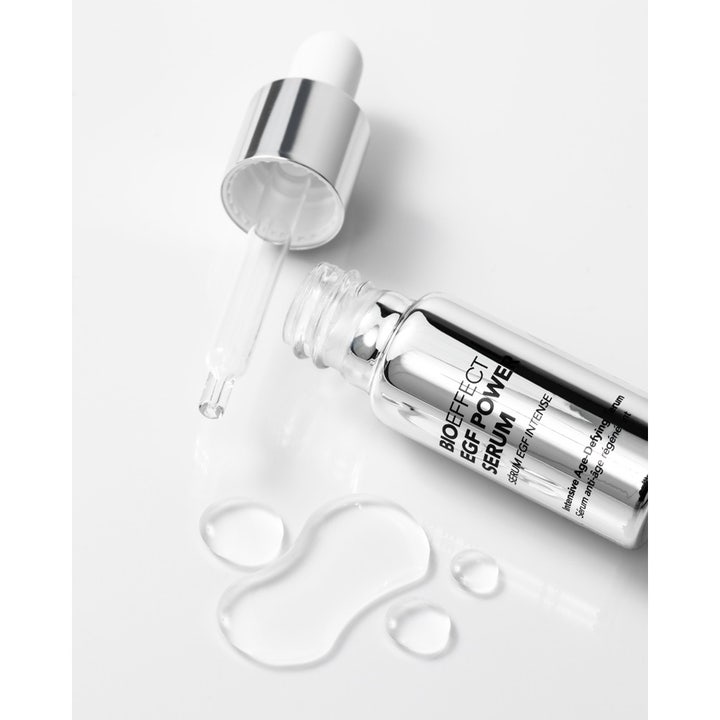 Bioeffect EGF Power Serum 15 ml återfuktande anti-age serum i silverflaska med pipett och klar flytande textur.