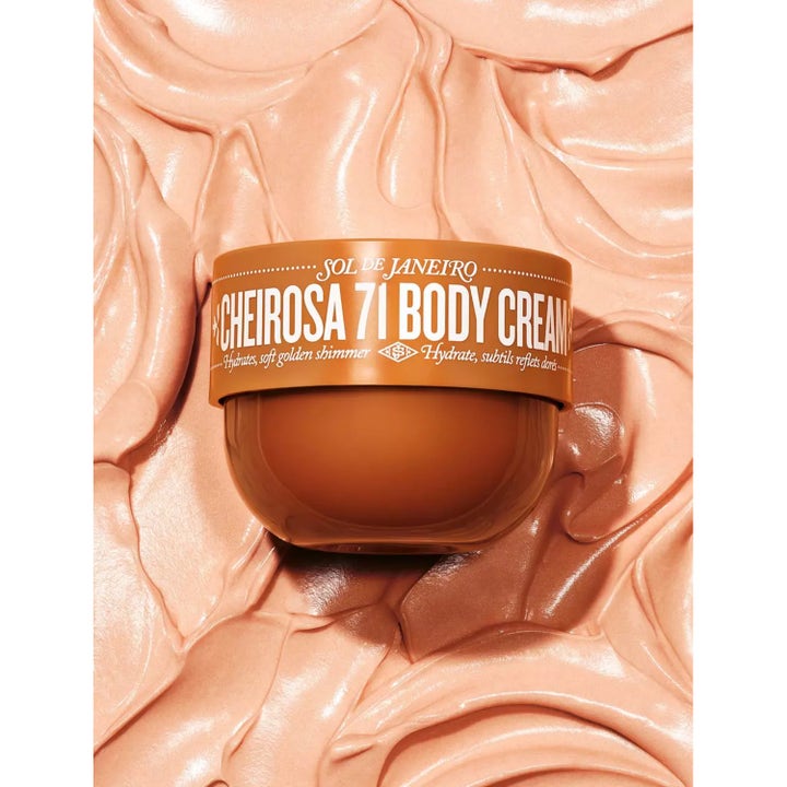 Sol de Janeiro Cheirosa 71 Body Cream 240 ml lystergivande Cheirosa kroppskräm i orange burk mot persikofärgad textur.