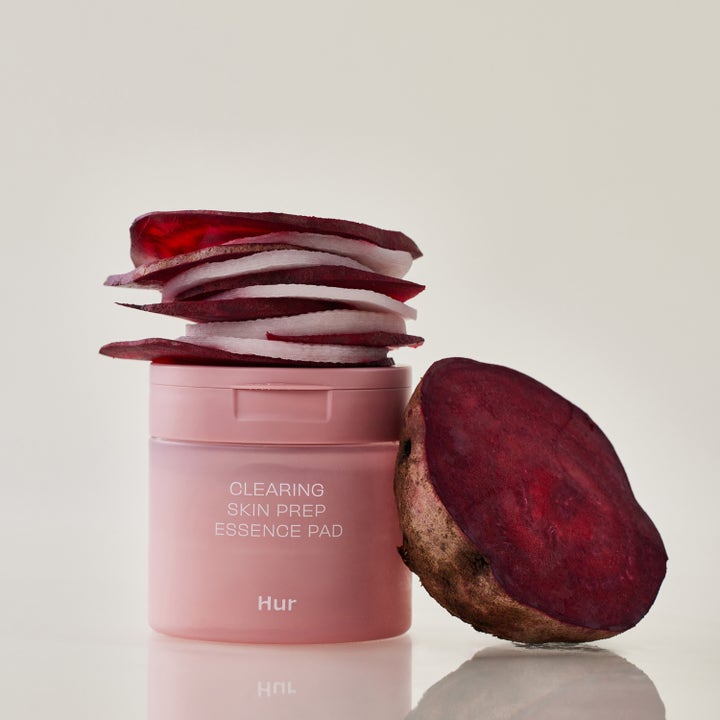 House of Hur Clearing Skin Prep Essence Pad 140 ml hudvård i rosa burk med skivade rödbetor som ger klar hy