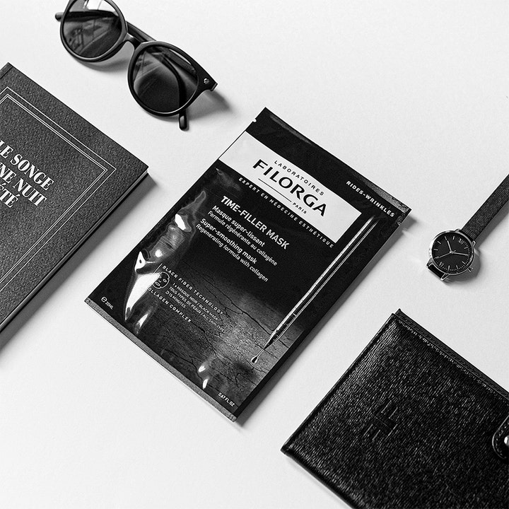 Filorga Time-Filler Mask 23 g anti age mask collagen i svart sachet visas i en stilren miljö med klocka och glasögon.