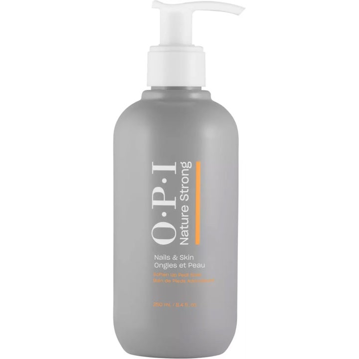 OPI Nature Strong Nails & Skin Soften Up Pedi Soak 250 ml mjukgörande fotbad i grå plastflaska med vit pump.