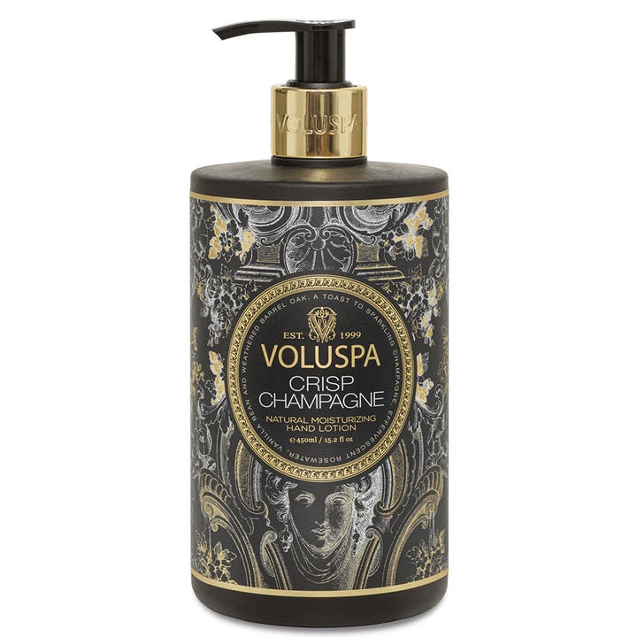 Voluspa Crisp Champagne 450 ml återfuktande handkräm i svart pumpflaska med lyxigt mönster i guld och vitt