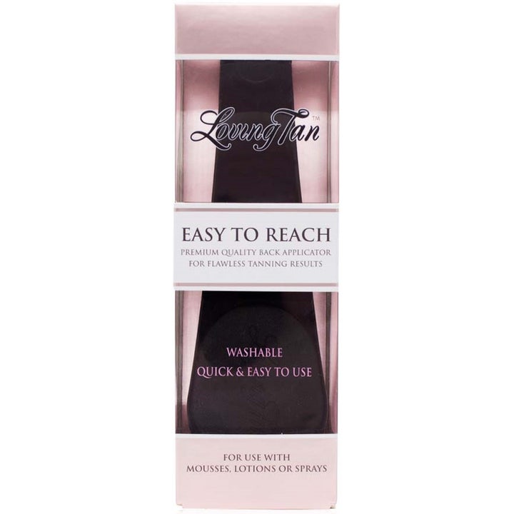 Loving Tan Easy To Reach 1 st applicator för självbrunare i rosa box ger ett jämnt brun utan sol resultat på ryggen.