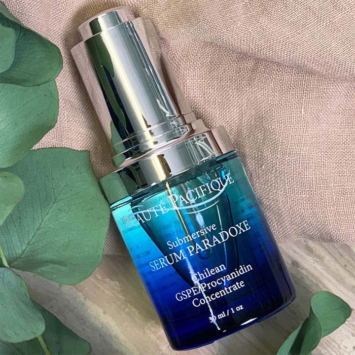 Beauté Pacifique Submersive Serum Paradoxe 30 ml anti-age serum för daglig användning i blå glasflaska vid gröna blad