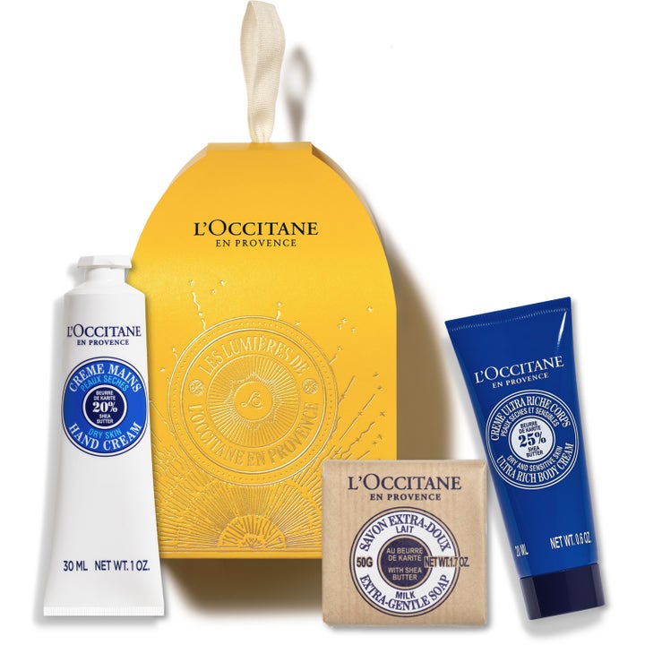 L'Occitane Shea Butter gåvoset återfuktande hudvård i gul ask med handkräm i tub, kroppskräm och pappersinslagen tvål.