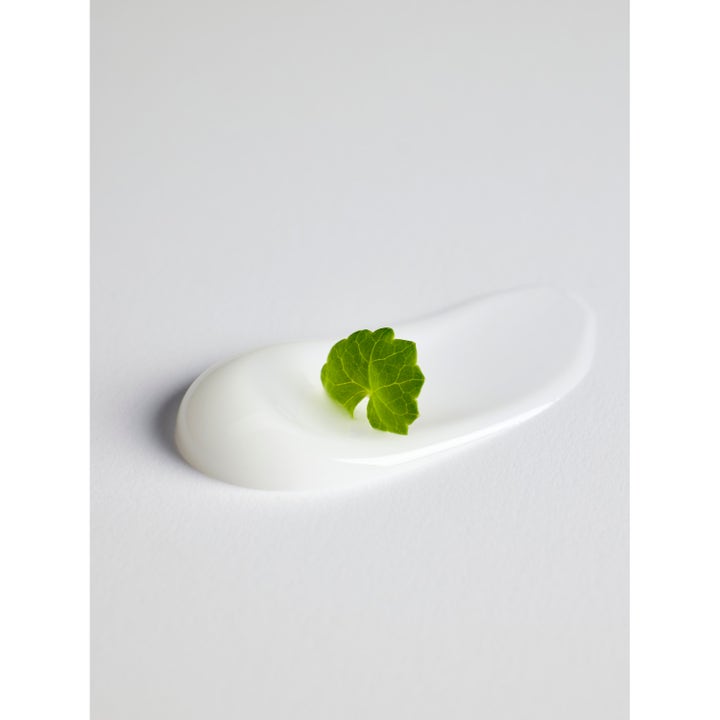 Mixsoon Cica Hyal Soothing Cream 50 ml lugnande ansiktskräm med krämig vit textur och ett grönt cica-blad