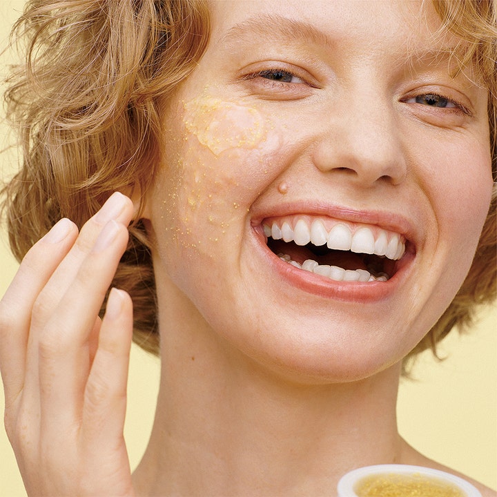Shiseido Waso Yuzu-C Beauty Sleeping Mask 50 ml fuktgivande nattmask för trött hud med gula yuzukorn på huden.