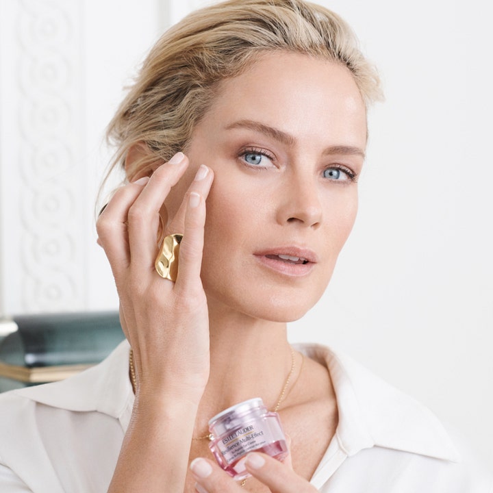 Estée Lauder Resilience Multi-Effect Tri-Peptide Eye Creme 15 ml lyxig ögonkräm som kvinna applicerar vid ögat.