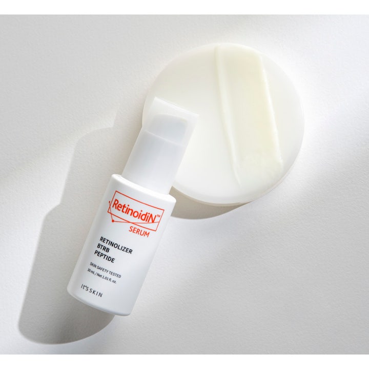 It'S SKIN Retinoidin Serum 30 ml anti-aging serum med peptider i vit pumpflaska och krämig textur på vitt lock