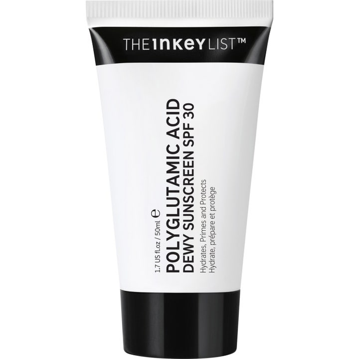 The Inkey List Polyglutamic Acid Dewy Sunscreen 50ml återfuktande solkräm i vit tub som ger lyster ansikte.