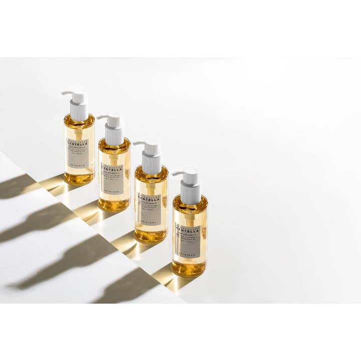 SKIN1004 Madagascar Centella Light Cleansing Oil 200 ml koreansk oljerengöring ansikte i fyra transparenta pumpflaskor.