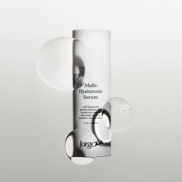 Jorgobé Multi-Hyaluronic Serum 50 ml hyaluronsyra serum mot torr hud i vit flaska omgiven av stora klara gelédroppar