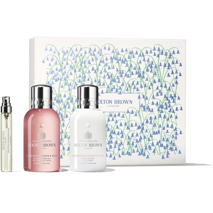 Molton Brown Delicious Rhubarb & Rose blommigt presentset med parfymset i vit mönstrad ask och flaskor med silverlock.