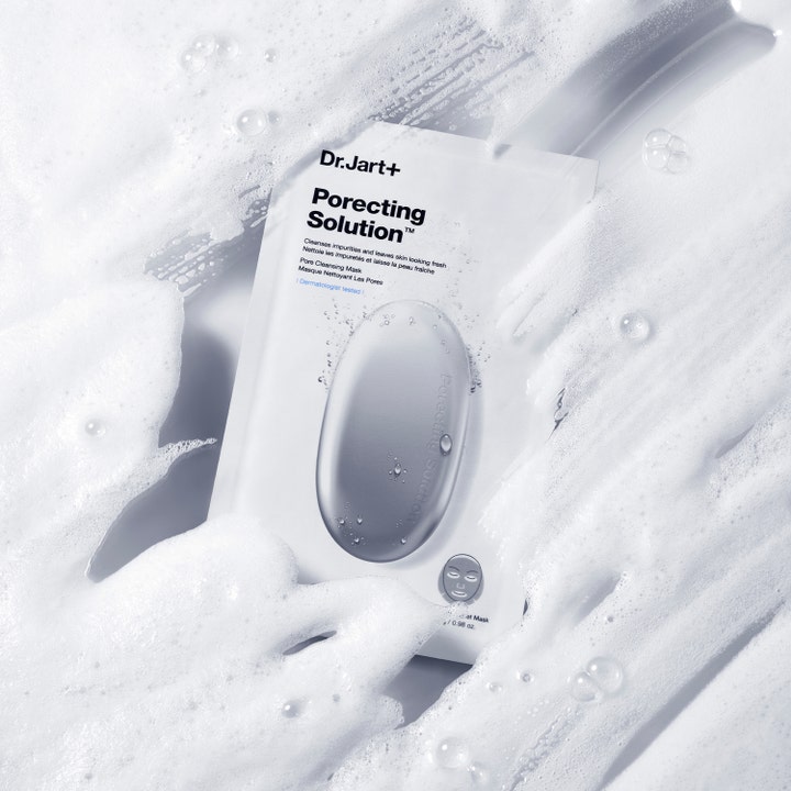 Dr.Jart+ Dermask Porecting Solution 28 g bubblande kolmask för porminskning i vit sachet omgiven av vitt skum.