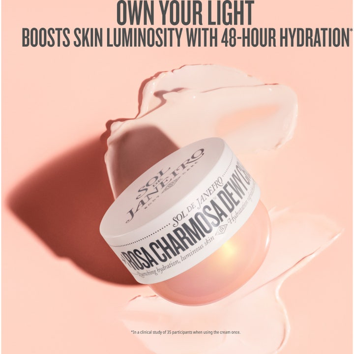 Sol de Janeiro Rosa Charmosa Dewy Cream 240 ml återfuktande body lotion ger luminous skin i rosa burk med krämig textur.