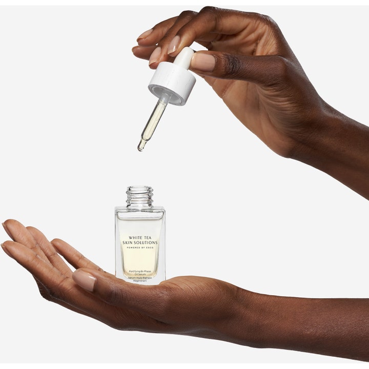 Elizabeth Arden White Tea Skin Bi-phase Oil Serum 30 ml anti aging ansiktsolja i glasflaska med vit pipett.