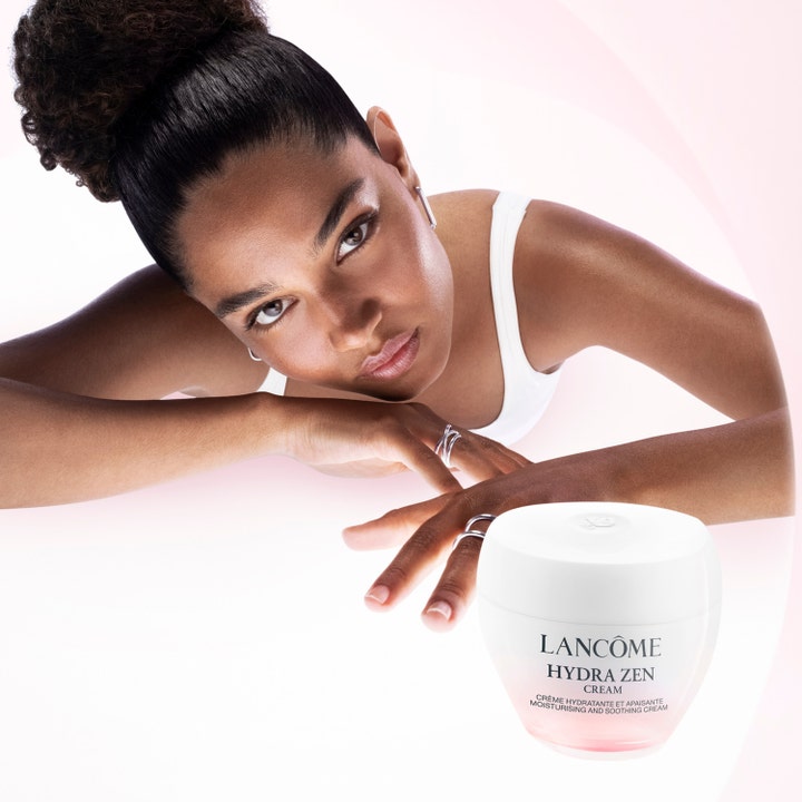 Lancôme Advanced Hydrazen Day Cream 75 ml återfuktande dagkräm i vit burk framför en kvinna i lifestyle-miljö