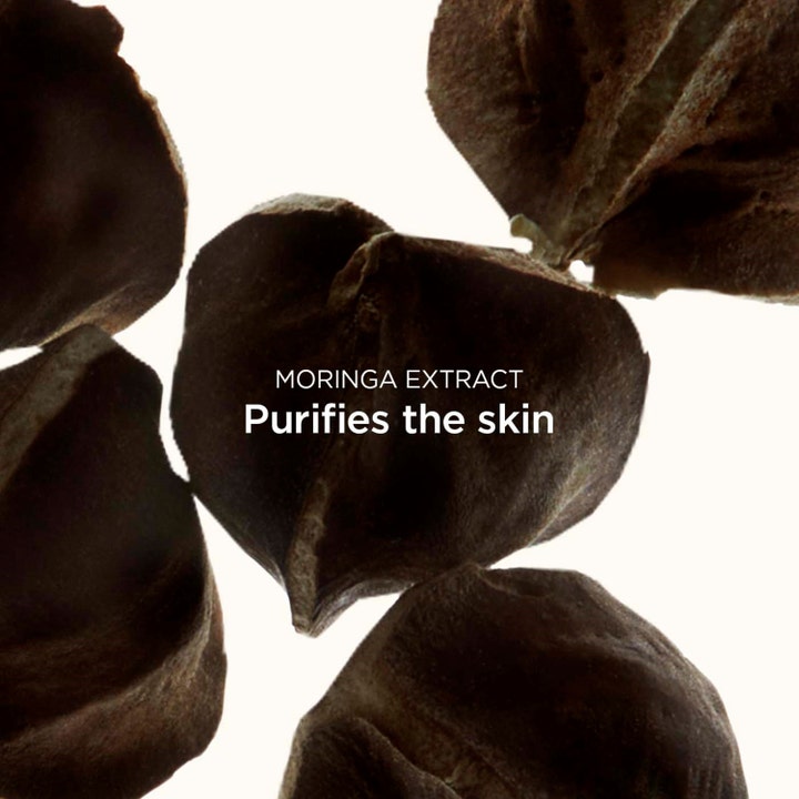 Clarins Exfoliating Body Scrub 200 ml kroppsskrubb som renar huden med närbild på moringaextrakt