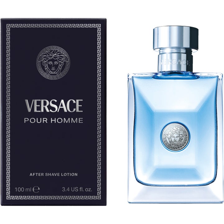 Versace Pour Homme After Shave 100 ml raklotion ger en elegant herrparfym i blå glasflaska och mörkblå ask.