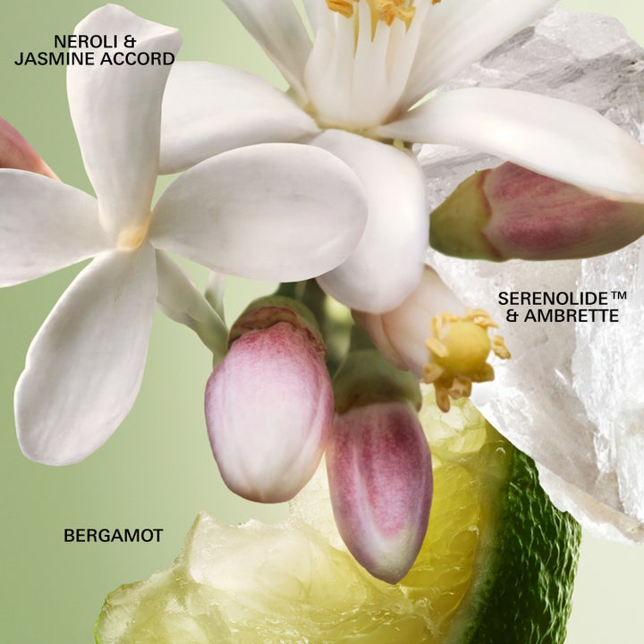 Prada Paradoxe Virtual Flower 30 ml blommig damparfym i trekantiga glasflaskor framför en stor blomma