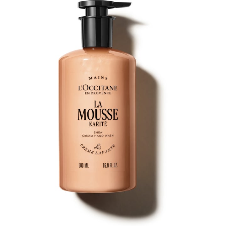 L'Occitane La Mousse Karité 500 ml krämig handtvål i persikofärgad plastflaska med svart pump.