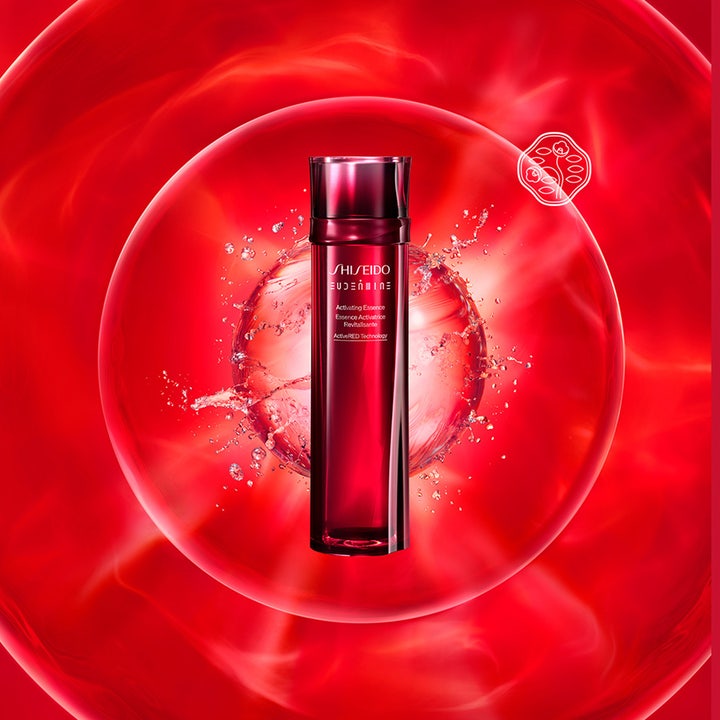 Shiseido Eudermine Activating Essence 150 ml aktiverande essence hudvård i röd flaska omgiven av vattenstänk