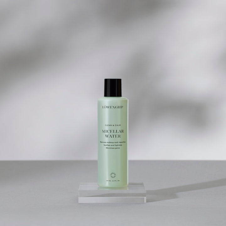 Löwengrip Clean & Calm Micellar Water 230 ml lugnande alkoholfri ansiktsrengöring i ljusgrön flaska med svart kork.