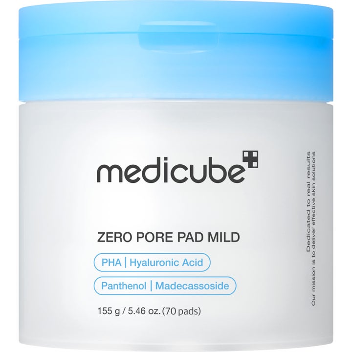Medicube Zero Pore Pad Mild 70 pads exfolierande ansiktspads som ger klar hy i vit burk med blått lock.