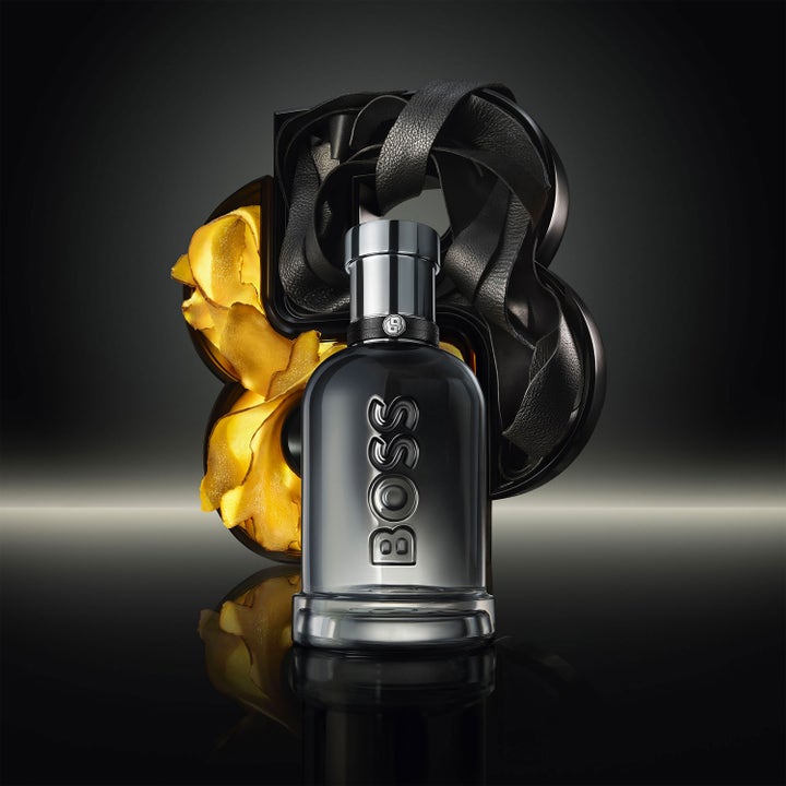 Hugo Boss Bottled Beyond Shower Gel 200 ml väldoftande duschtvål framför en stor bokstav B med läder och gult sken