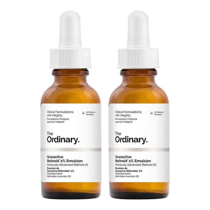 The Ordinary Granactive Retinoid 2% Emulsion 2x30ml förbättrar hudtextur i två bruna glasflaskor med vita pipetter.