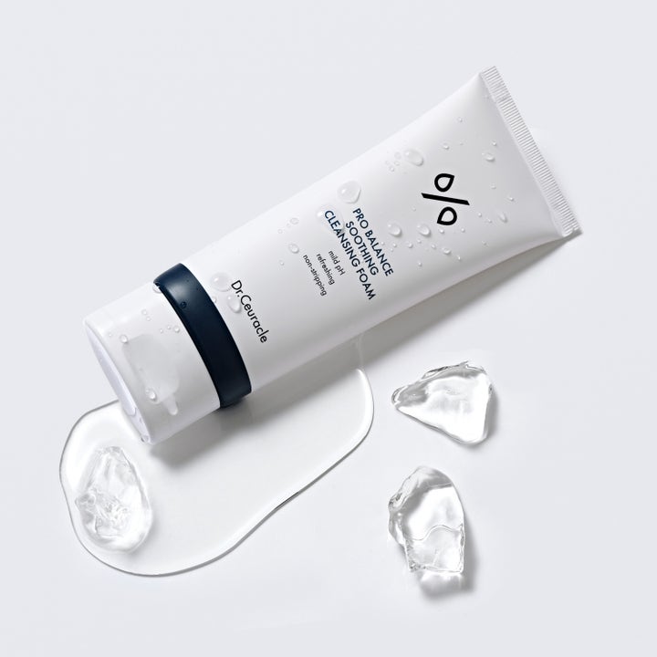 Dr. Ceuracle Pro Balance Soothing Cleansing Foam 150 ml balancerande ansiktsrengöring i vit tub med vatten och is.
