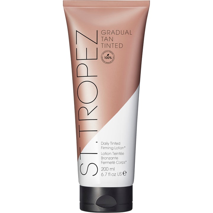 St. Tropez Gradual Tan Tinted Daily Firming Lotion 200 ml ger lyster i en vit och bronsfärgad tub med svart lock