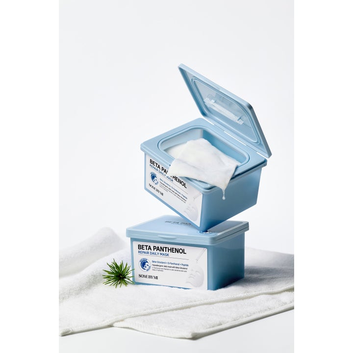 Some By Mi Beta Panthenol Repair Daily Mask 30 st lugnande ansiktsmasker i ljusblå boxar på en vit handduk