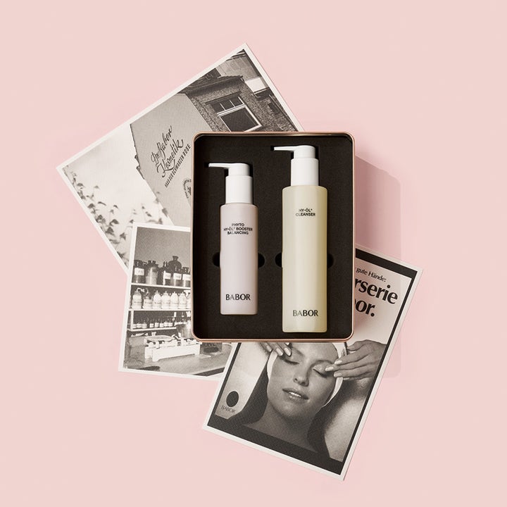 Babor Anniversary Set HY-ÖL & Phyto Balancing 300 ml hudvårdskit i en öppen ask med vintagefoton på rosa bakgrund