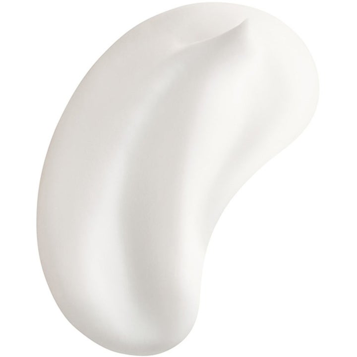 Shiseido Minimalistens Val 225 ml hudvård med niacinamid visas som en mjuk och krämig vit textur.