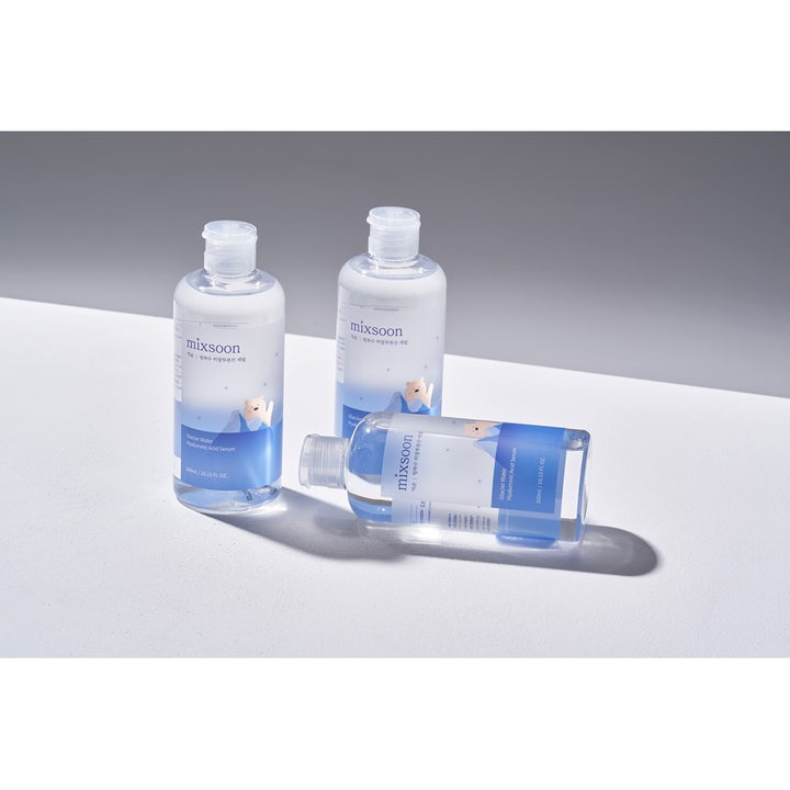 Mixsoon Glacier Water Hyaluronic Acid Serum 300 ml fuktgivande serum i genomskinliga flaskor med blå isbjörnsmotiv.
