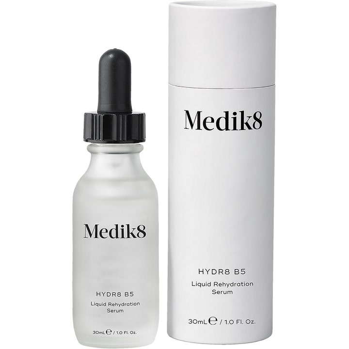 Medik8 Hydr8 B5 Serum 30 ml återfuktande ansiktsserum i frostat glasflaska med pipett och vit tubförpackning.