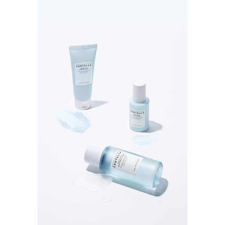 SKIN1004 Madagascar Centella Hyalu-Cica Sleeping Pack 100 ml fuktgivande nattmask ansikte i ljusblå tub med gel på vit yta