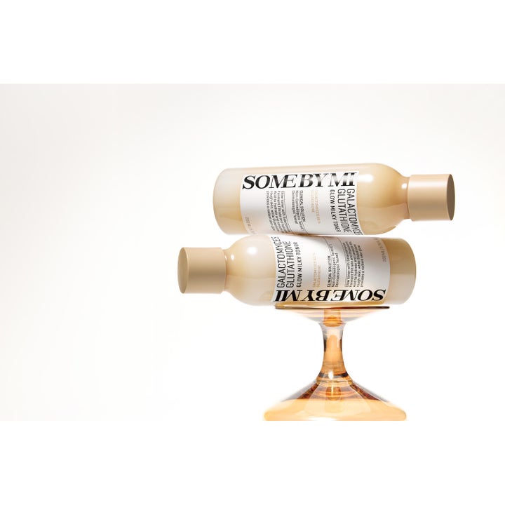 Some By Mi Galactomyces Glutathione Glow Milky Toner 200 ml lystergivande toner balanserad på ett glasfat