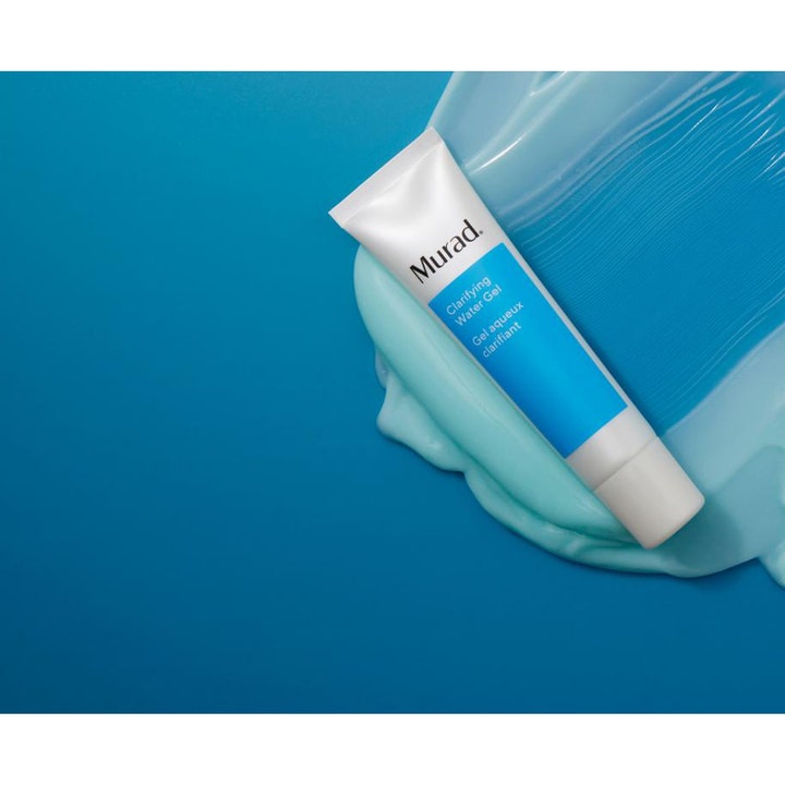 Murad Clarifying Water Gel 60 ml oljefri ansiktskräm med salicylsyra för oren hud ovanpå en ljusblå geltextur.