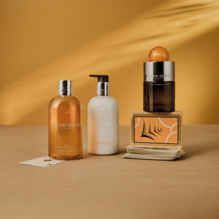 Molton Brown Sunlit Clementine & Vetiver 300 ml bodylotion med citrusdoft i vit pumpflaska i en varm miljö