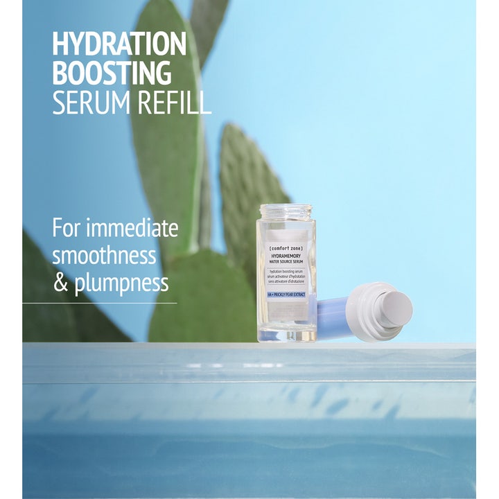 Comfort Zone Hydramemory Water Source Serum Refill 30 ml fuktserum för torr hud i klar flaska framför grön kaktus.