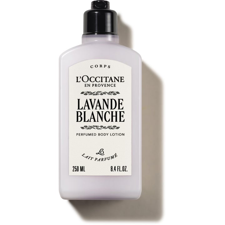 L'Occitane Lavande Blanche 250 ml återfuktande body lotion i en ljuslila flaska med svart kork och vit etikett